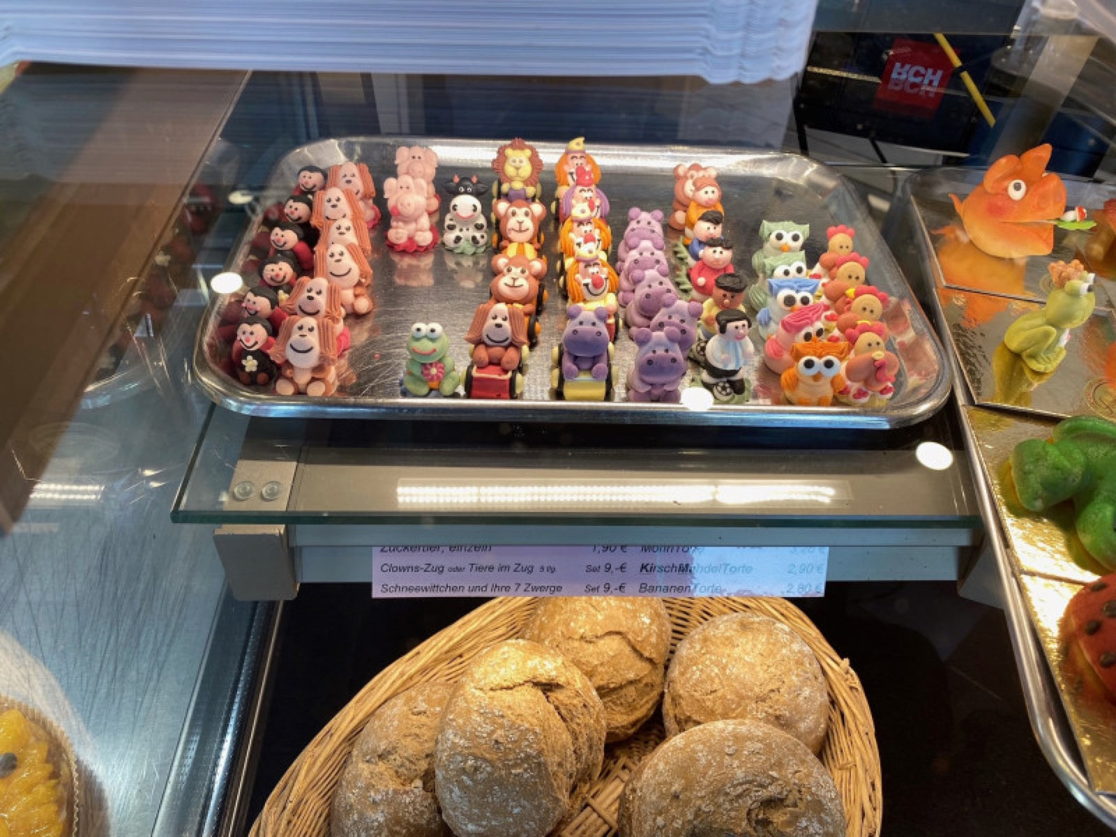 Handgefertigte Figuren und Gebäckstücke in der Vitrine