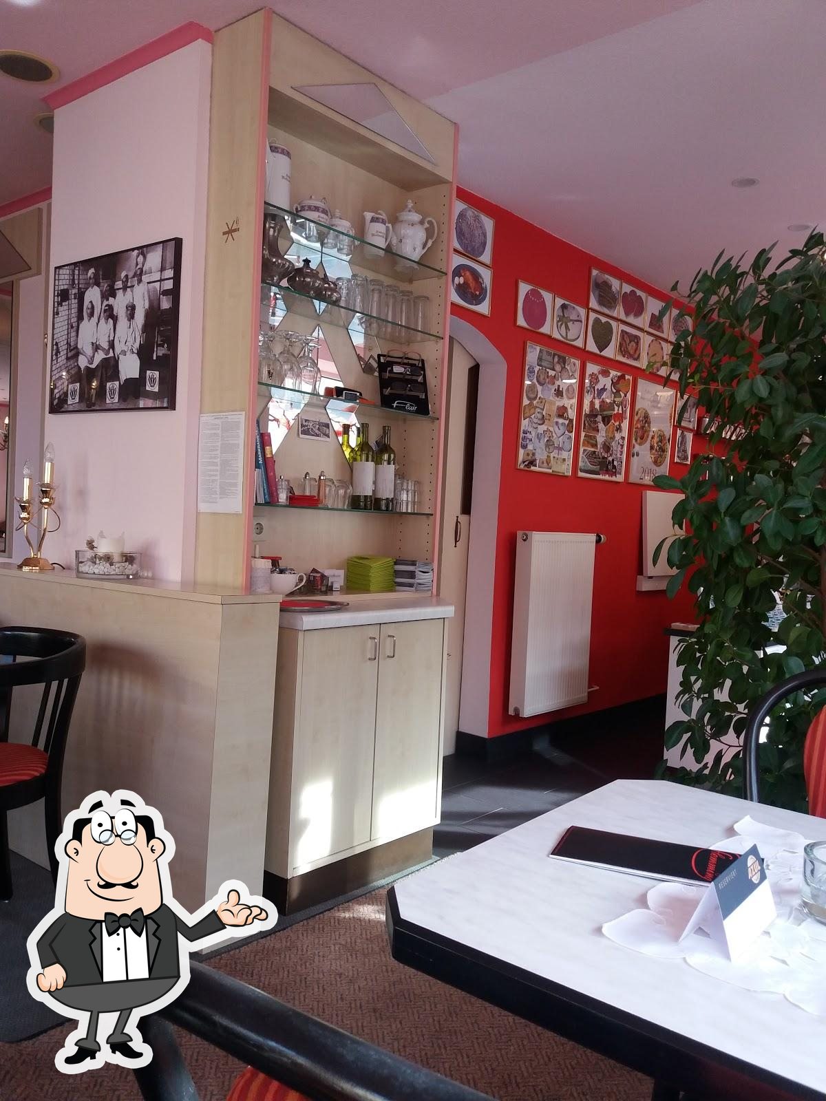 Gastraum des Caféhaus Flemming mit roter Wand und gedecktem Tisch