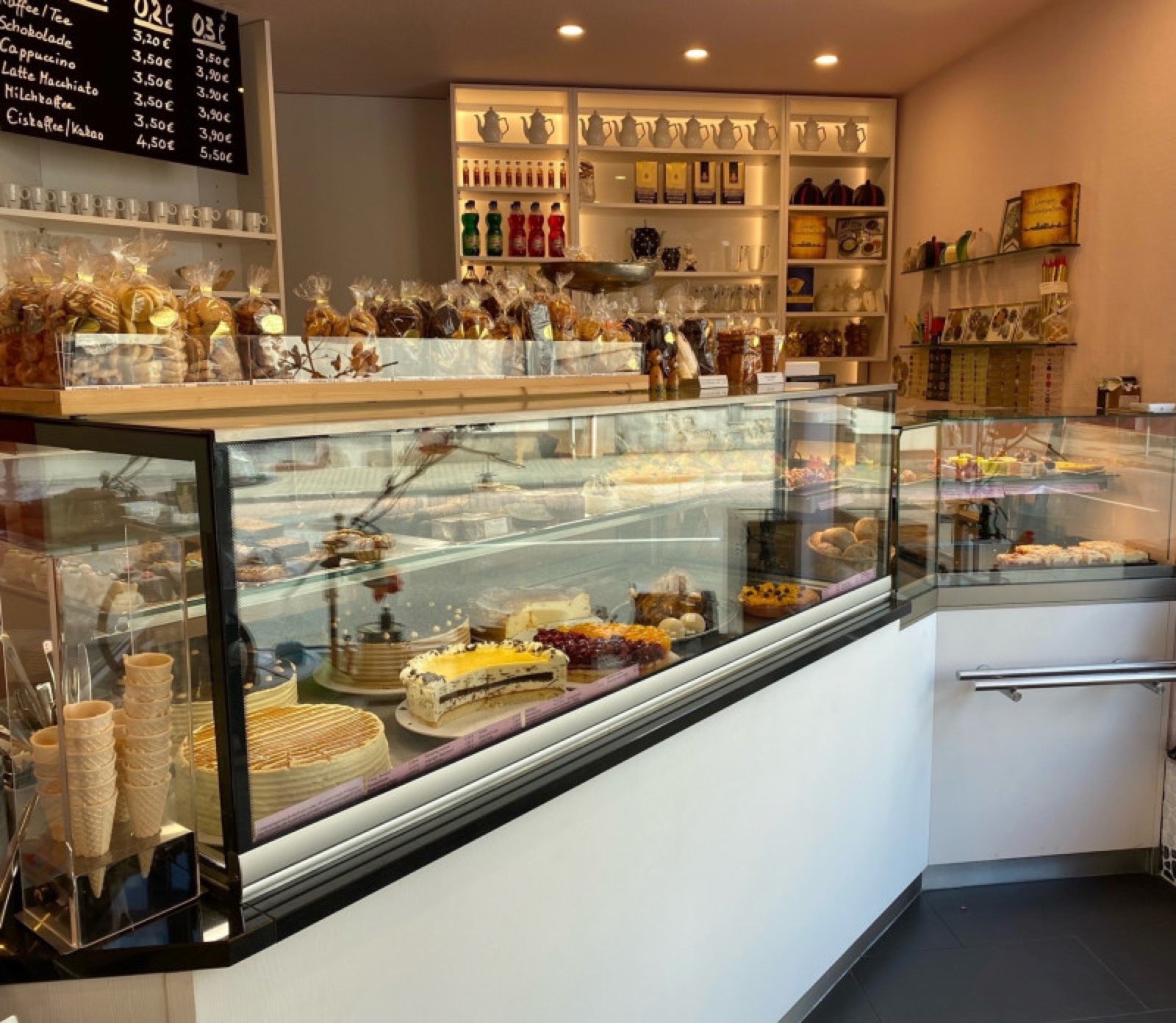 Blick auf die Kuchentheke im Caféhaus Flemming
